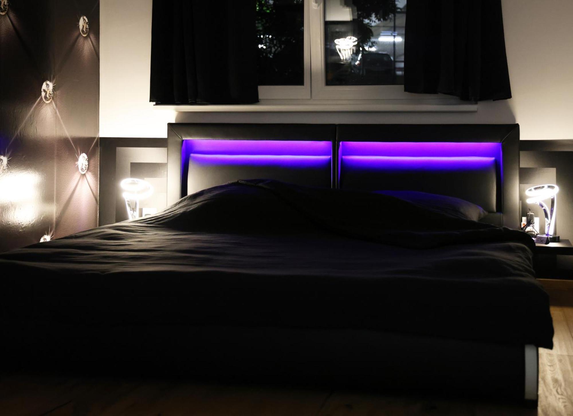 Apartment Vienna's Modern Black Beauty - Couples & Family-friendly